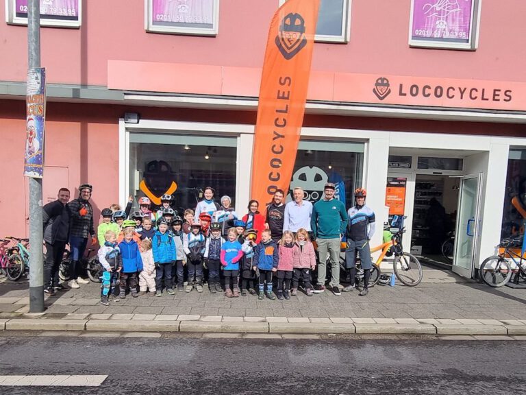 Eine Gruppe Kinder steht vor dem Fahrradladen Lococycles in Essen.