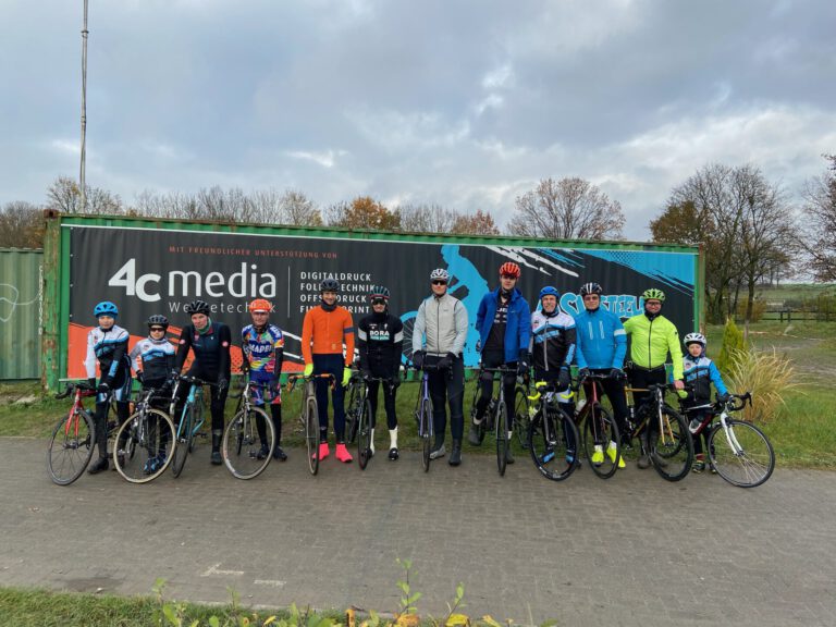 Gruppe von Rennradlern posieren zusammen mit dem Radprofi Ben Zwiehoff