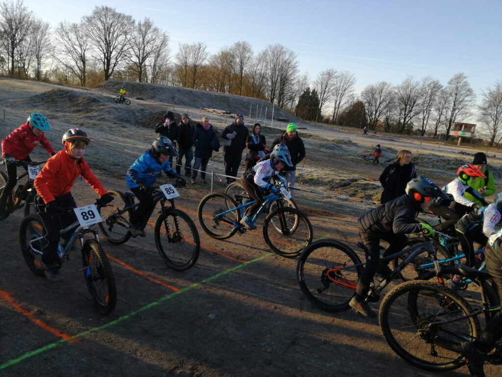 Kinder und Jugendliche fahren bei einem Mountainbikerennen in Bocholt.