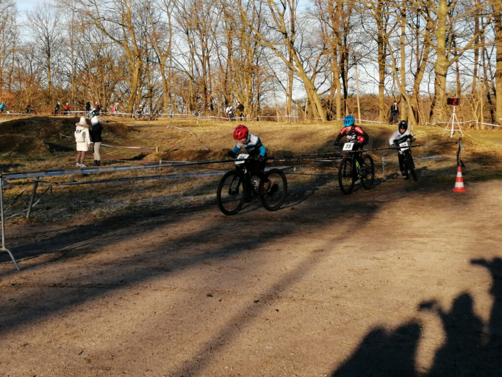 Kinder und Jugendliche fahren bei einem Mountainbikerennen in Bocholt.