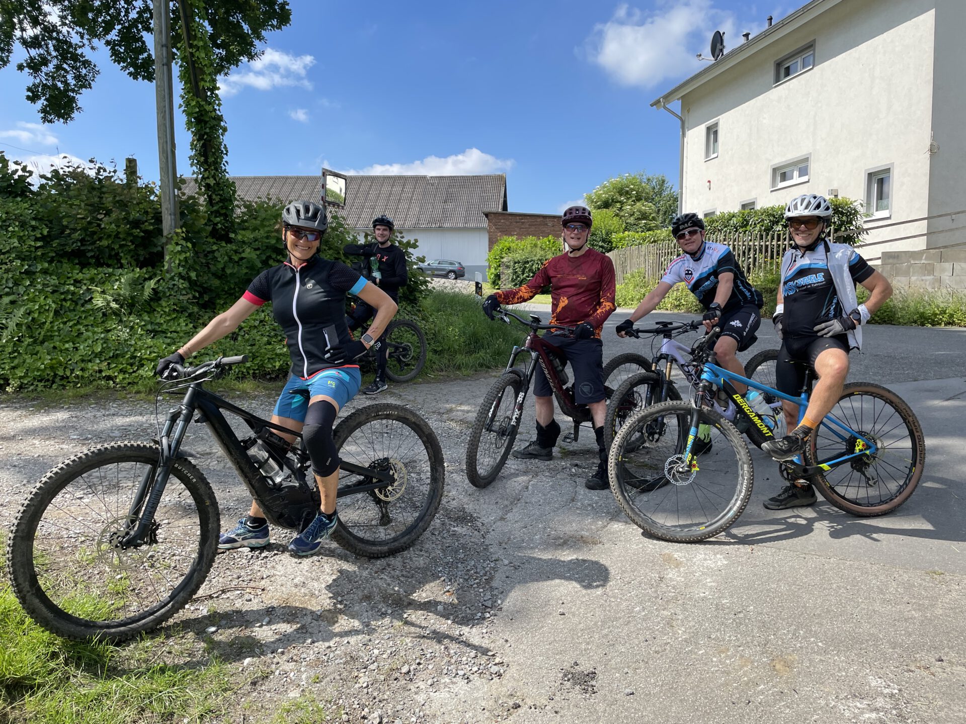 Mountainbiker des MSV legt sich in einem Rennen in die Kurve.