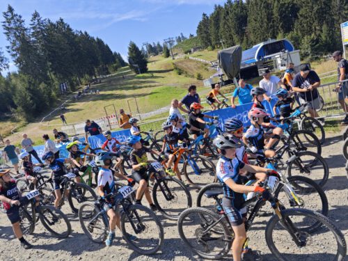 Kinder stehen bei einem MTB Rennen vor dem Start.