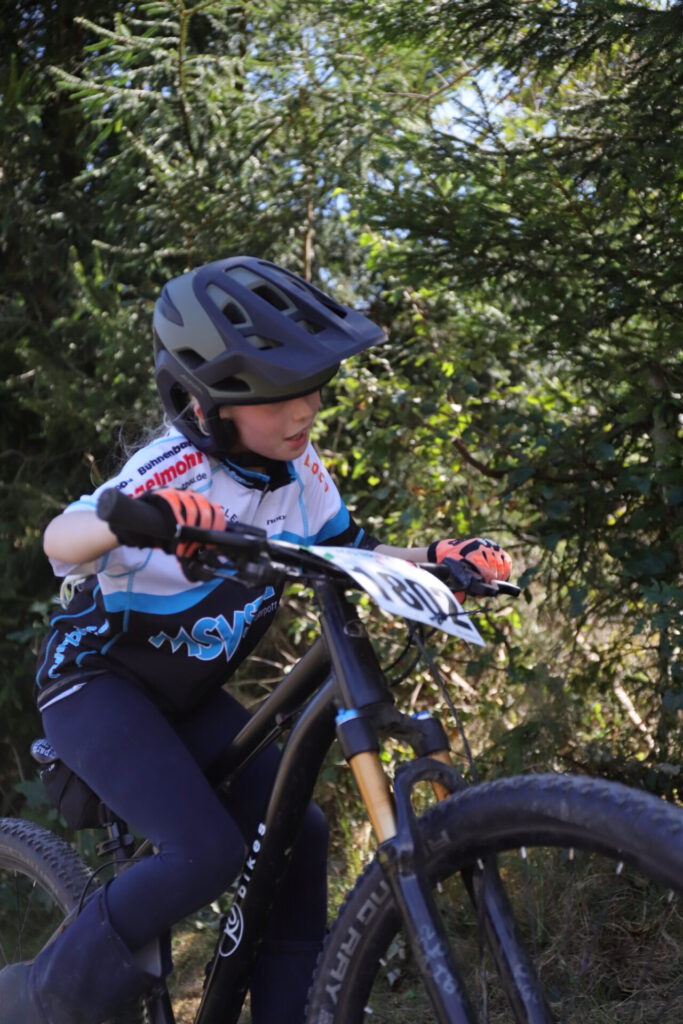 Mädchen fährt auf einem MTB in einem Rennen.