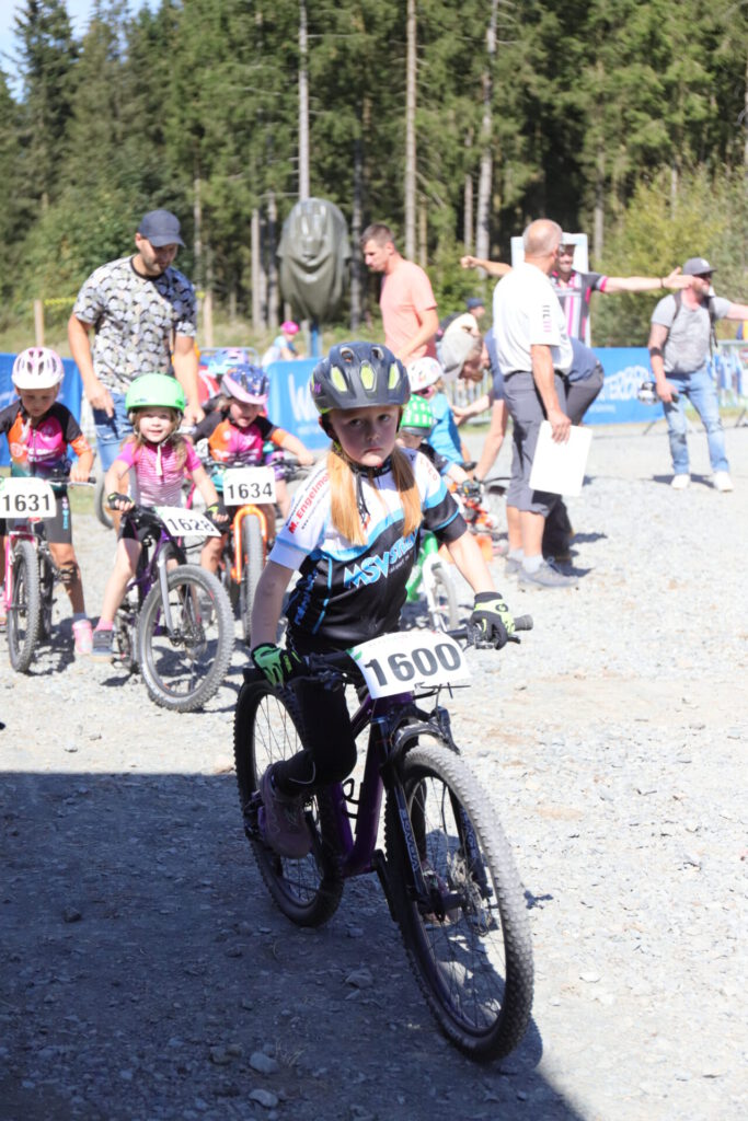 Mädchen fährt in einem MTB Rennen