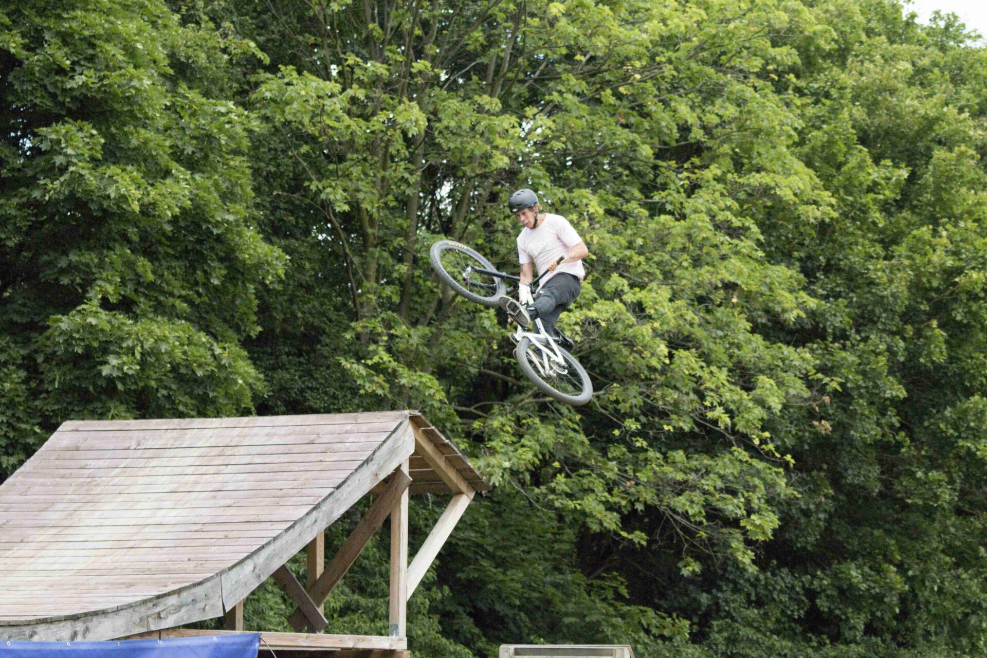 Mountainbiker des MSV legt sich in einem Rennen in die Kurve.