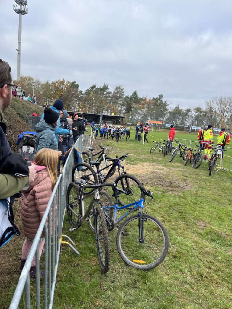 Kinder Rennen bei einem Le Mans Start zu Ihren Rädern bei einem Mountainbikerennen.