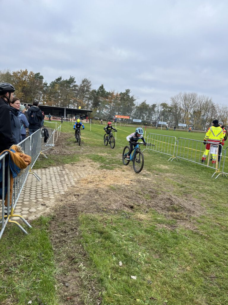 Mehrere Mountainbiker fahren bei einem Rennen.