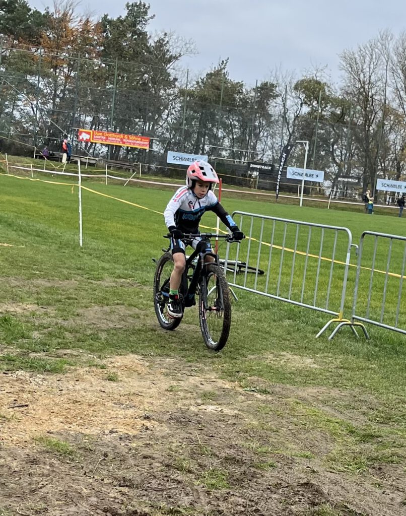 Ein Mountainbiker fährt bei einem Rennen.