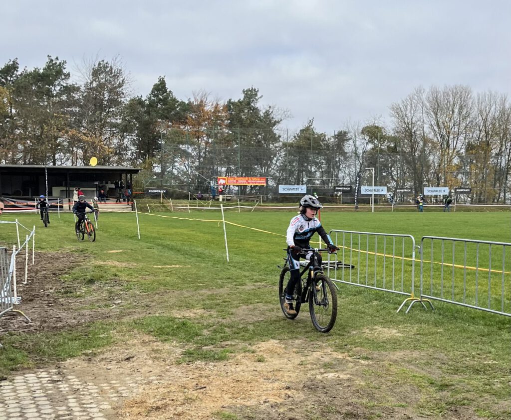 Ein Mountainbiker fährt bei einem Rennen.