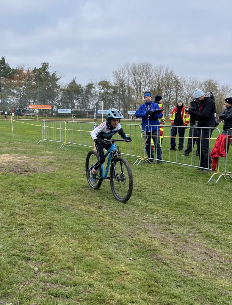 Eine Mountainbikerin fährt bei einem Rennen.