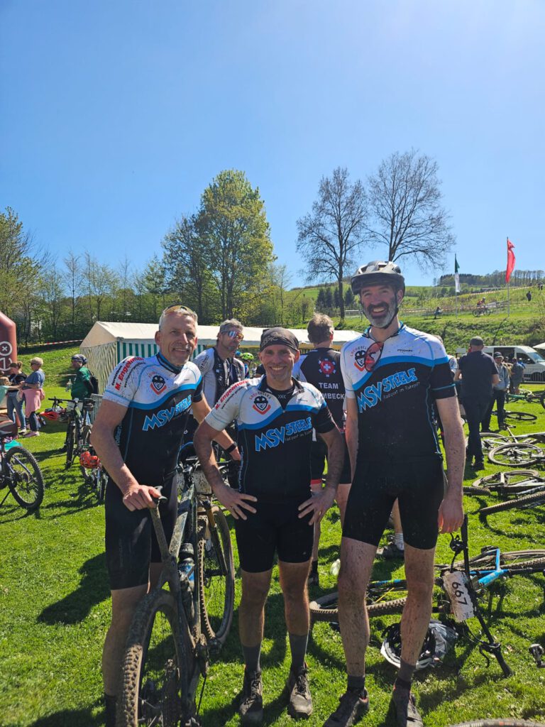 Drei Athleten des MSV Steele stehen im Ziel