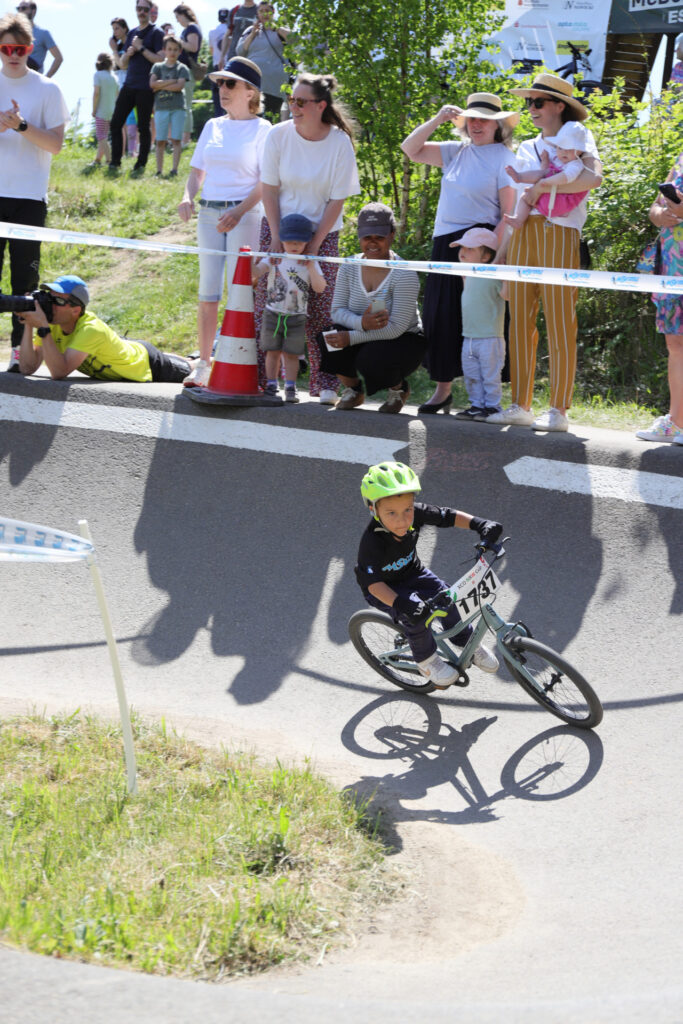 Kinder und Jugendliche fahren bei einem Mountainbikerennen.