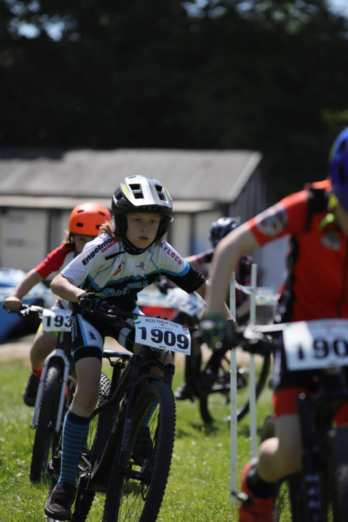 Kinder und Jugendliche fahren bei einem Mountainbikerennen.
