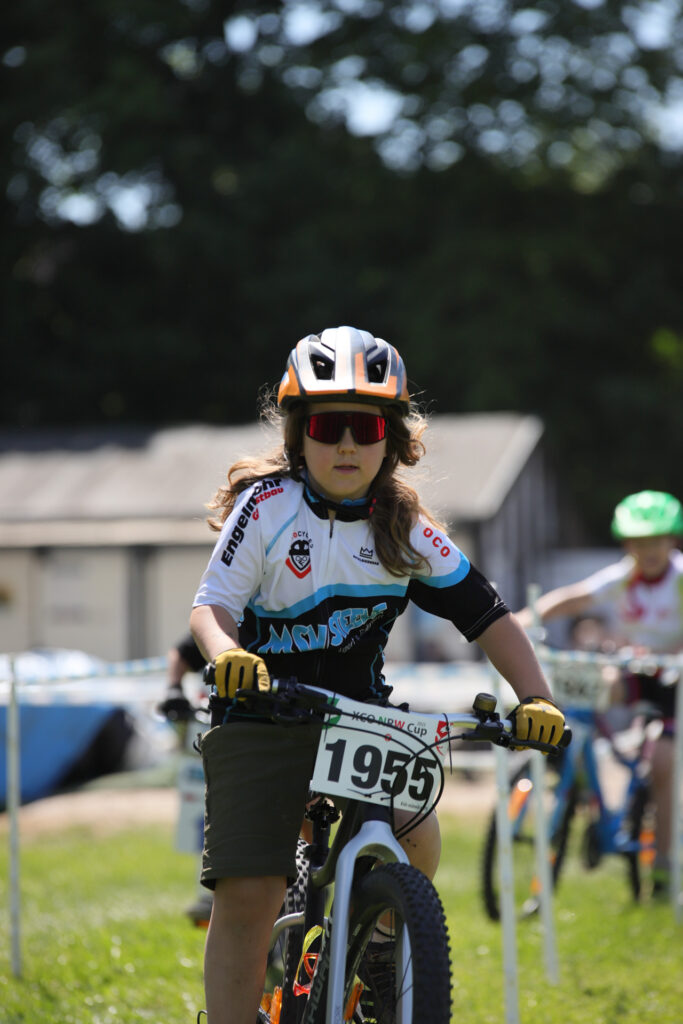 Kinder und Jugendliche fahren bei einem Mountainbikerennen.