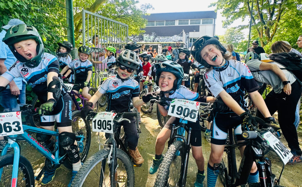 Kinder und Jugendliche fahren bei einem Mountainbikerennen.