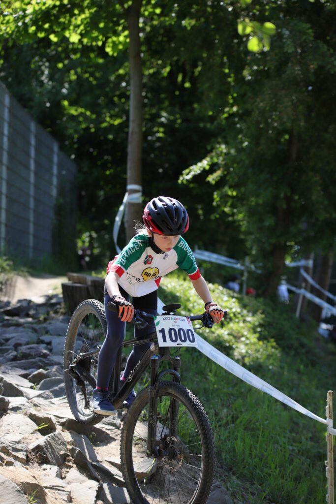 Kinder und Jugendliche fahren bei einem Mountainbikerennen.