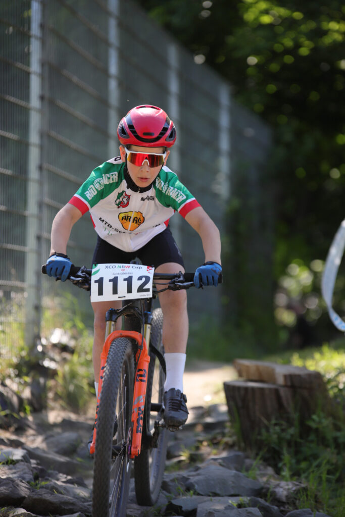 Kinder und Jugendliche fahren bei einem Mountainbikerennen.
