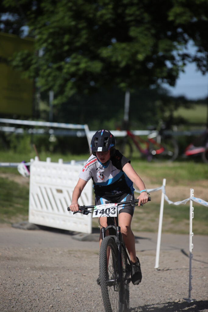 Kinder und Jugendliche fahren bei einem Mountainbikerennen.