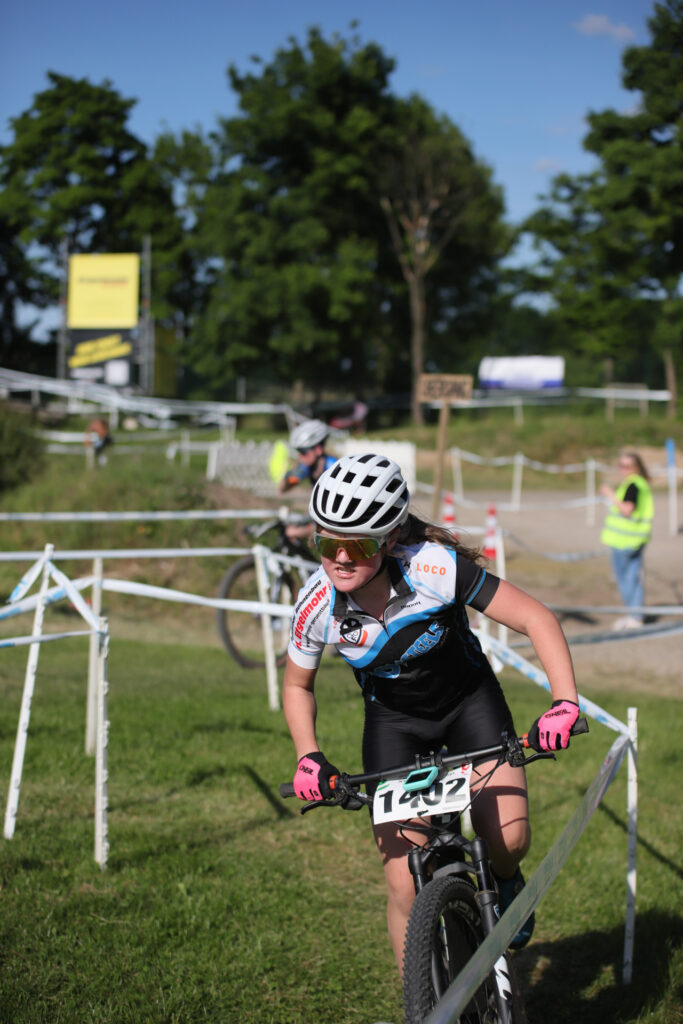 Kinder und Jugendliche fahren bei einem Mountainbikerennen.