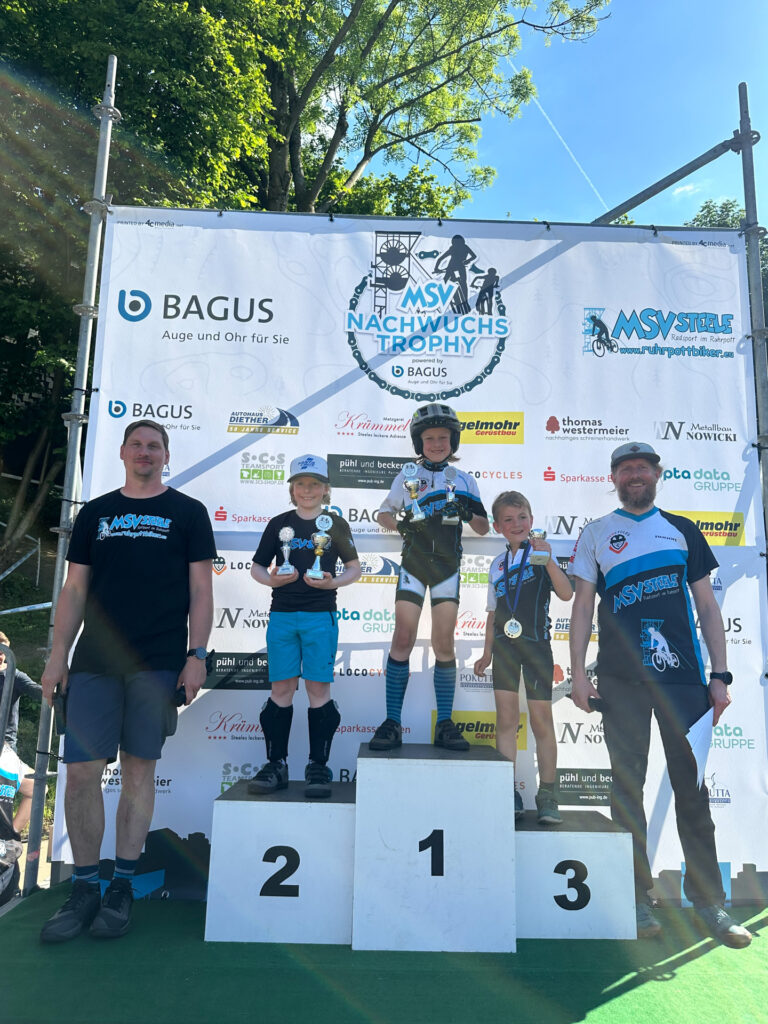 Jugendliche stehen auf einem Podium bei einer Siegerehrung.
