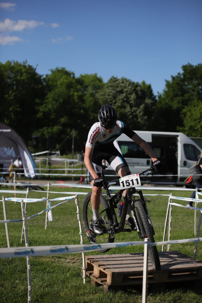 Kinder und Jugendliche fahren bei einem Mountainbikerennen.