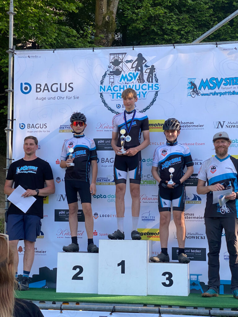 Jugendliche stehen auf einem Podium bei einer Siegerehrung.