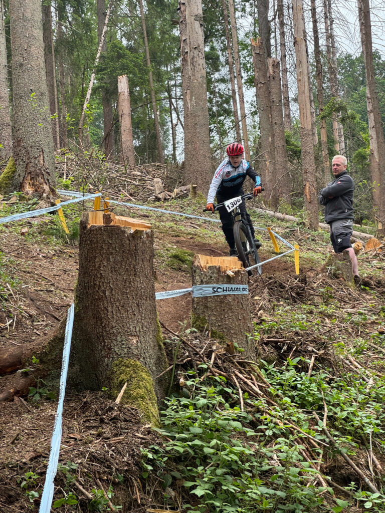 Jugendliche fahren ein Mountainbikerennen im Wald.