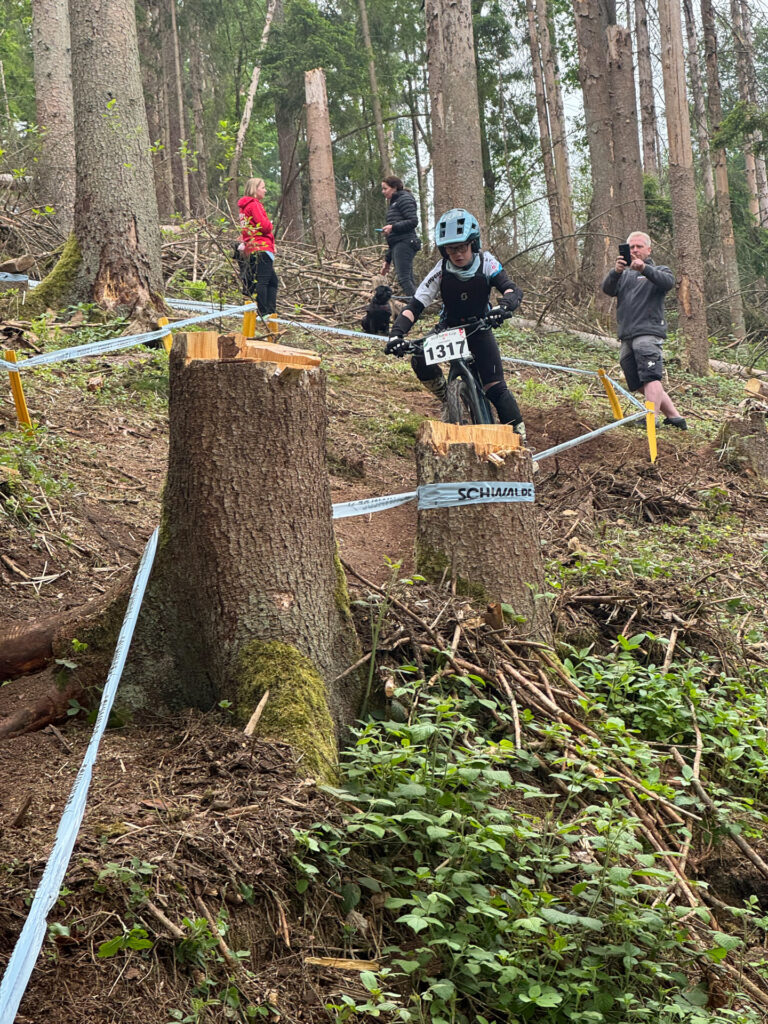 Jugendliche fahren ein Mountainbikerennen im Wald.