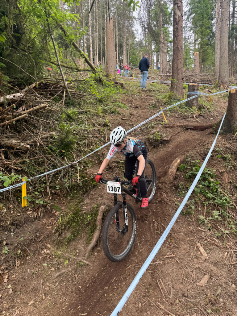 Jugendliche fahren ein Mountainbikerennen im Wald.