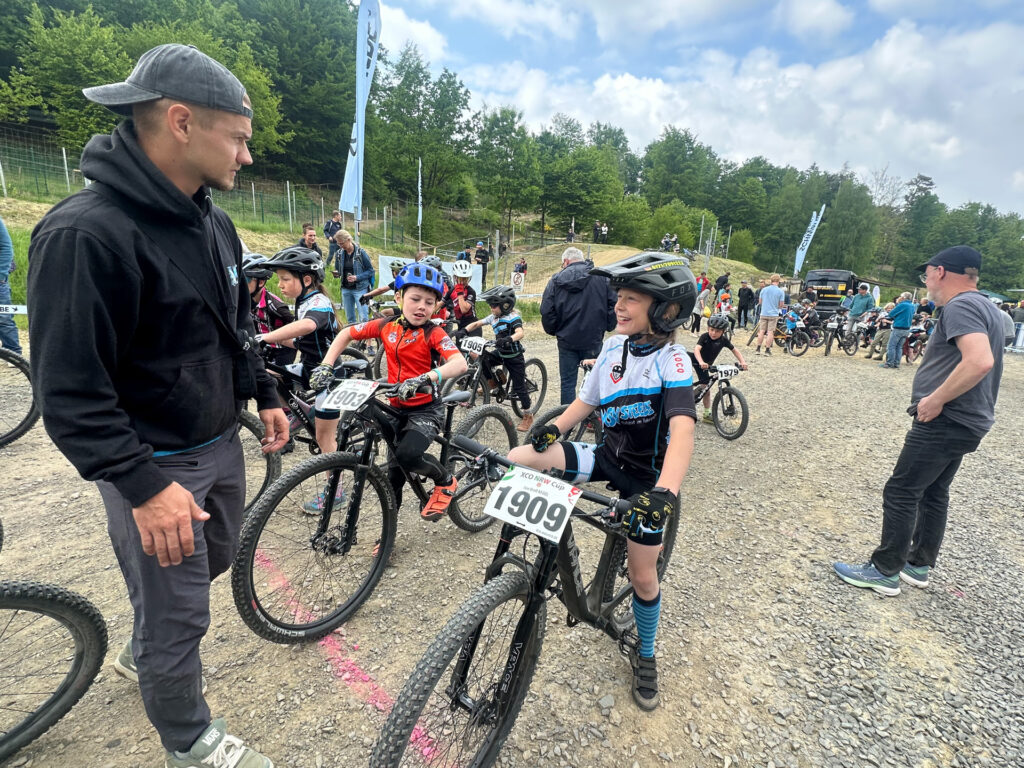 Kinder am Start eines Mountainbikerennens.