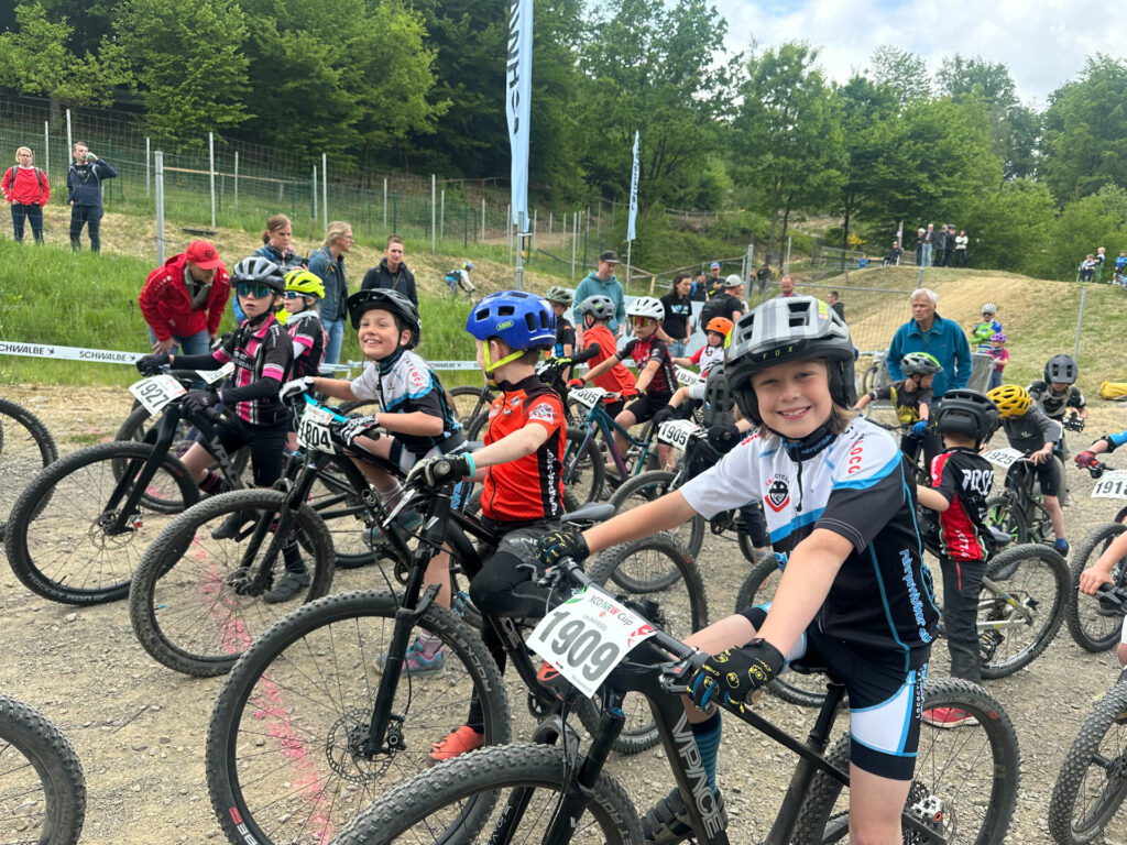 Kinder am Start eines Mountainbikerennens.