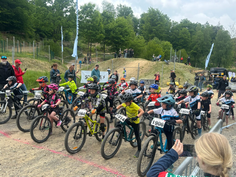 Kinder am Start eines Mountainbikerennens.