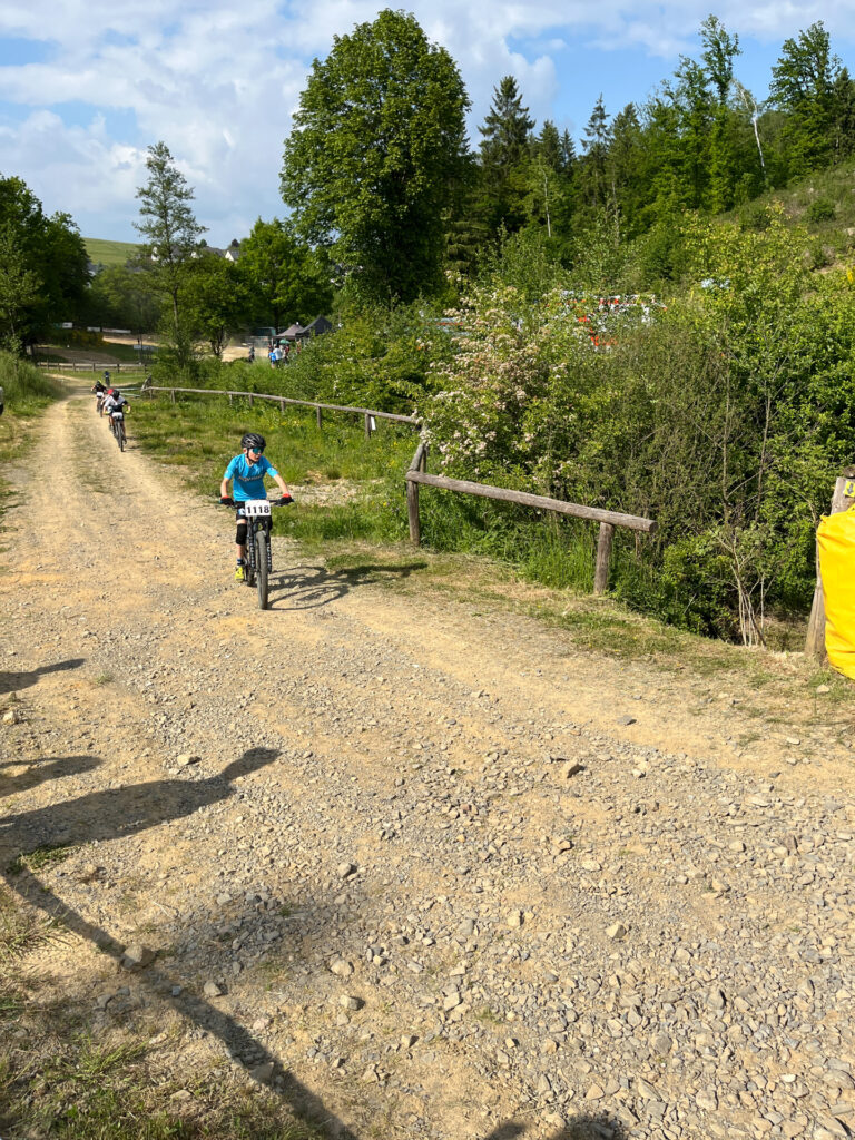 Ein Kind fährt ein Mountainbikerennen.