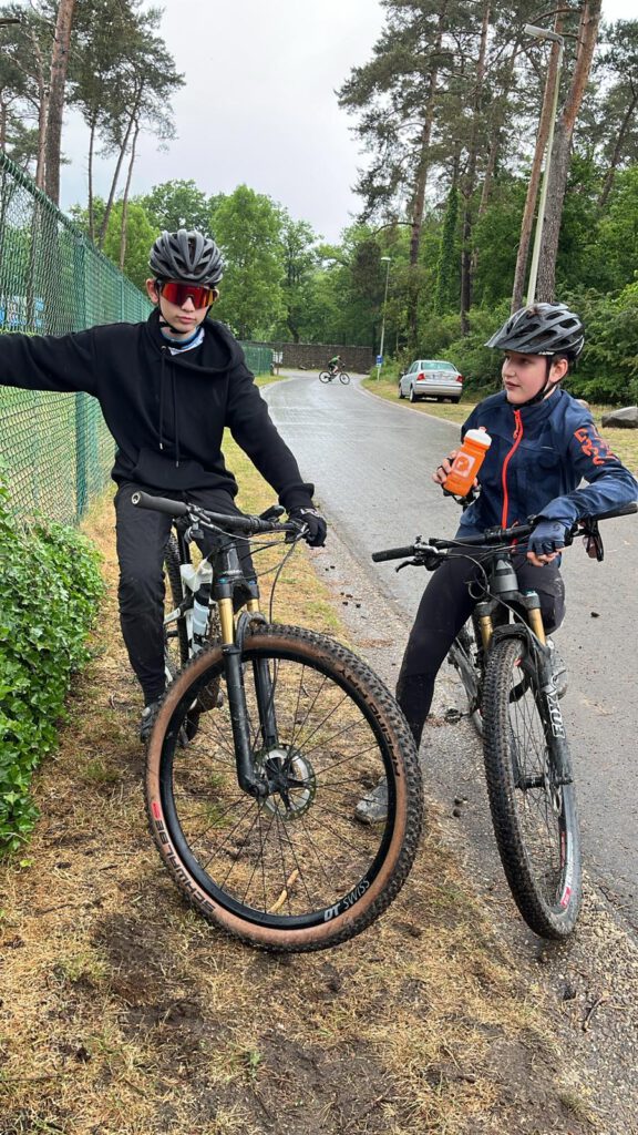 Mountainbiker posieren auf ihren Rädern.