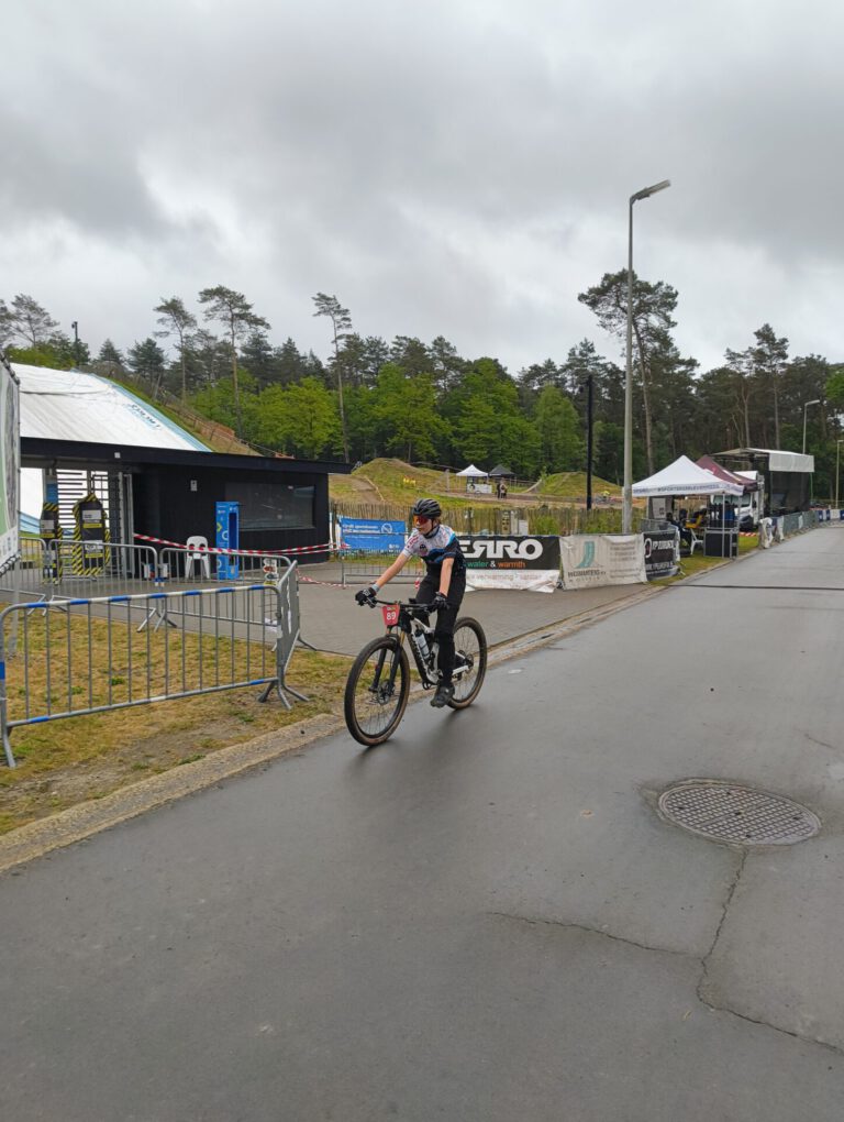 Ein Mountainbiker fährt ein Rennen.