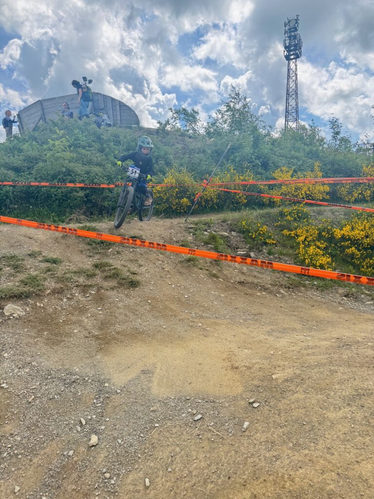 Ein Kind fährt auf einer Downhillstrecke.