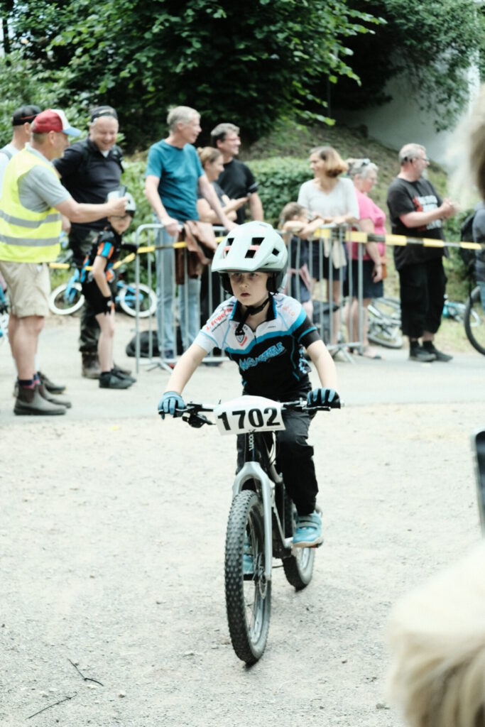 Kinder Fahren bei einem Mountainbikerennen.
