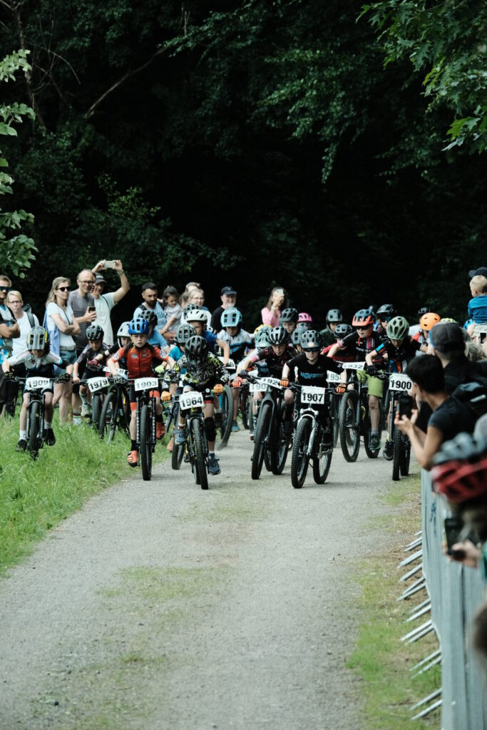 Kinder Fahren bei einem Mountainbikerennen.