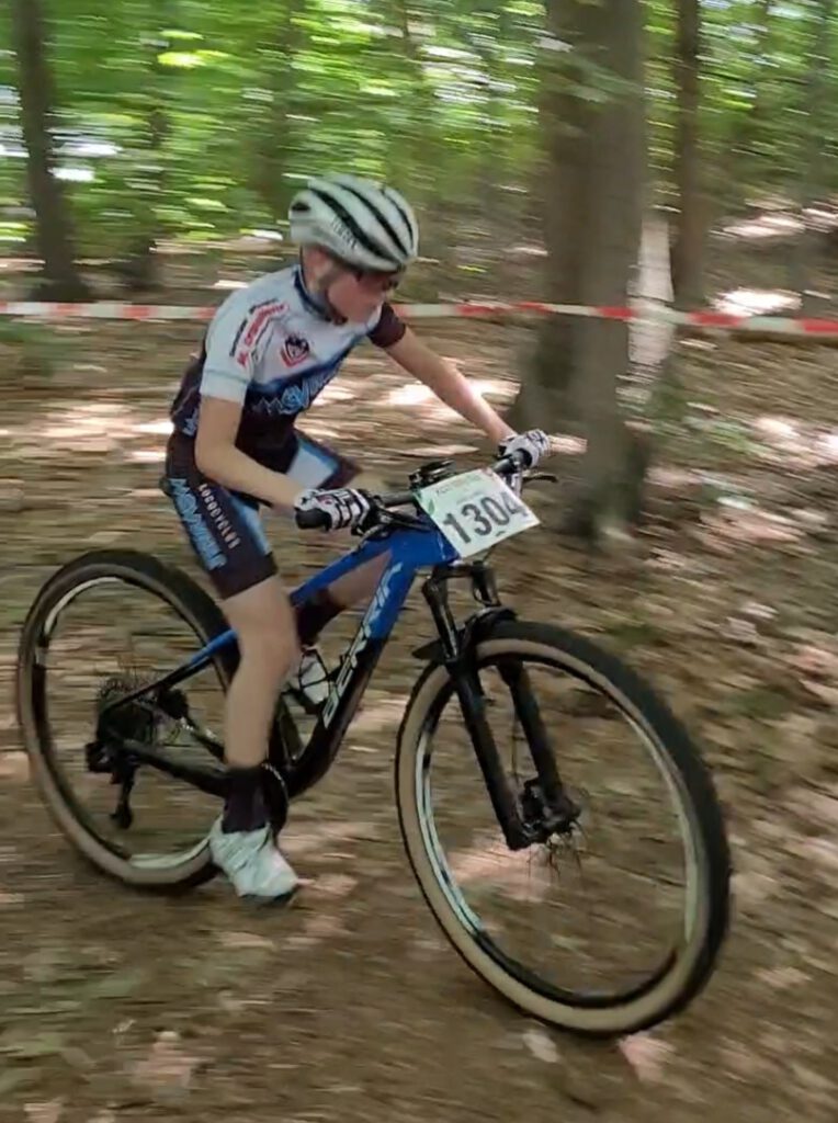 Mountainbiker fährt ein Rennen.