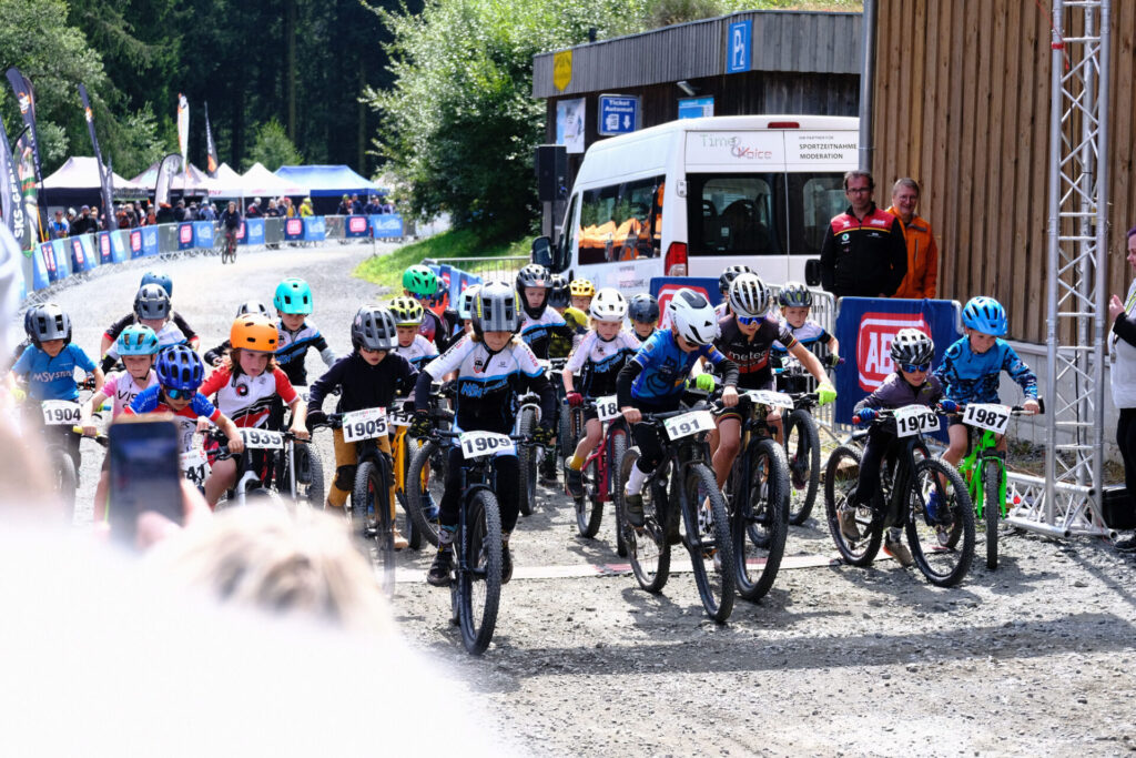 Kinder und Jugendliche Fahren bei einem MTB-Rennen.