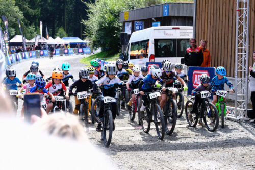 Kinder und Jugendliche Fahren bei einem MTB-Rennen.