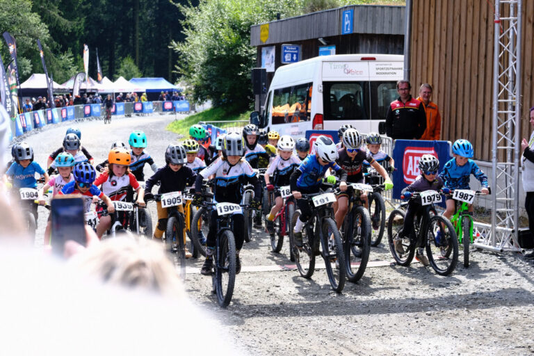 Kinder und Jugendliche Fahren bei einem MTB-Rennen.