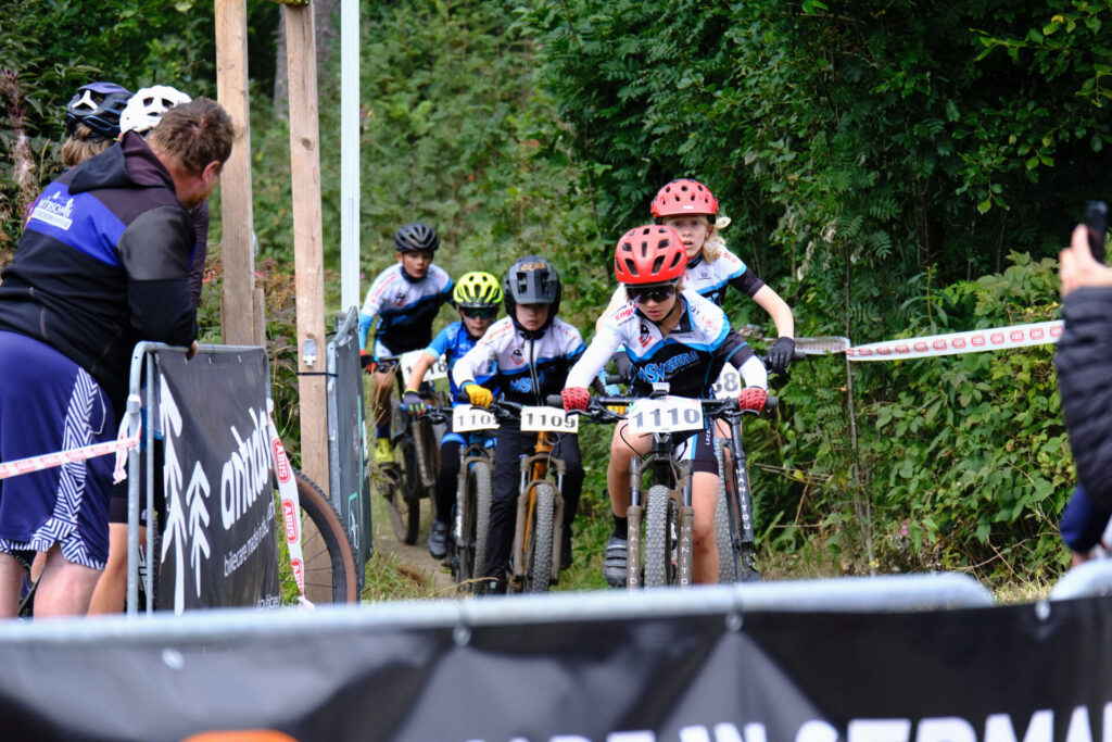 Kinder und Jugendliche Fahren bei einem MTB-Rennen.