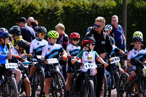 Kinder und Jugendliche nehmen an einem Mountainbikerennen teil.
