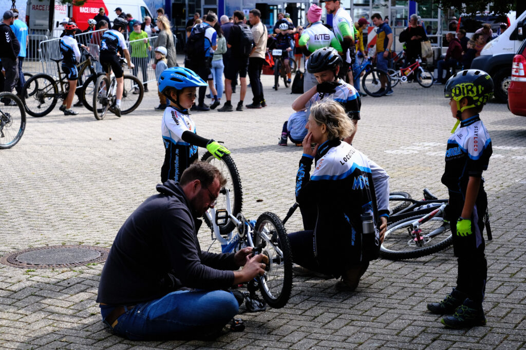 Kinder und Jugendliche nehmen an einem Mountainbikerennen teil.
