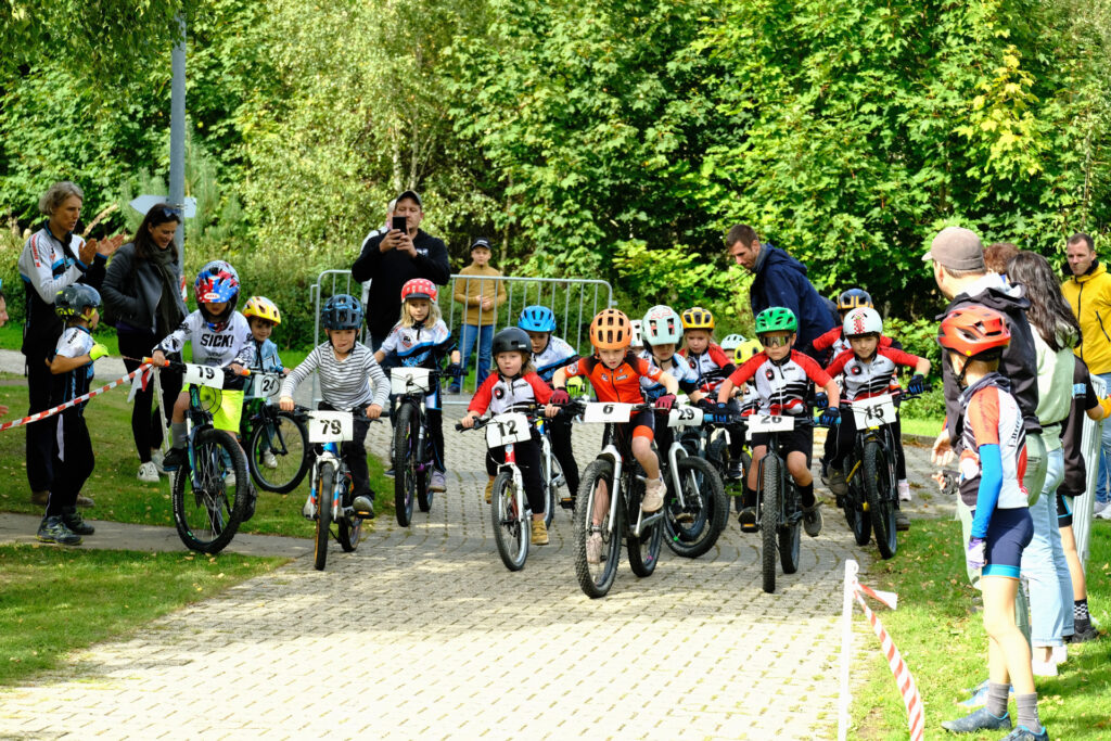Kinder und Jugendliche nehmen an einem Mountainbikerennen teil.