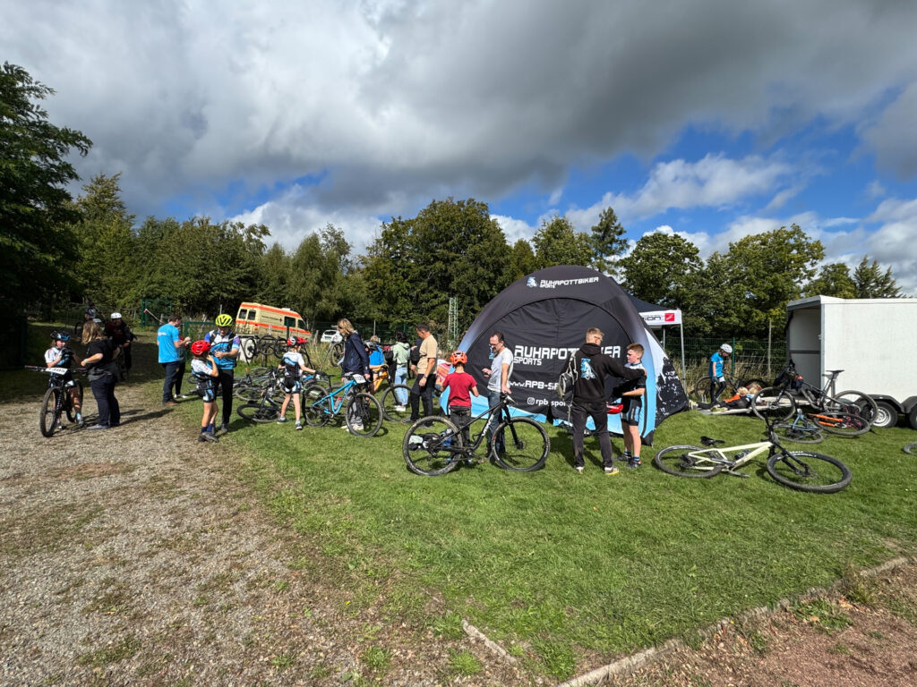Kinder und Jugendliche nehmen an einem Mountainbikerennen teil.