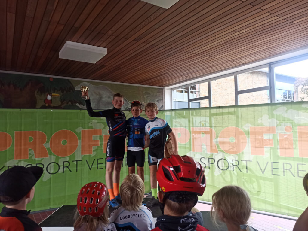 Kinder und Jugendliche nehmen an einem Mountainbikerennen teil.
