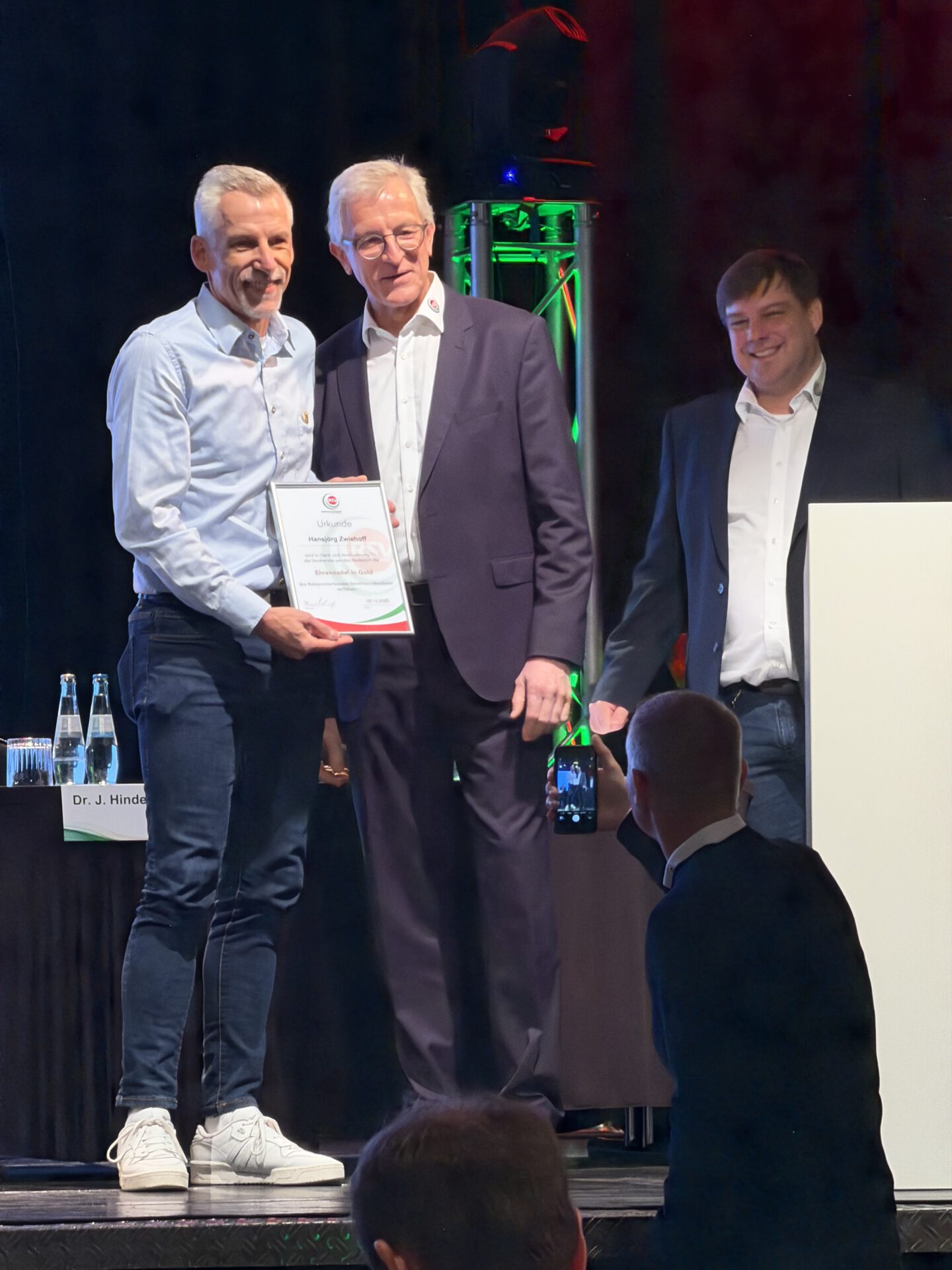 Hansjörg Zwiehoff erhält die Goldene Ehrennadel des RSV NRW