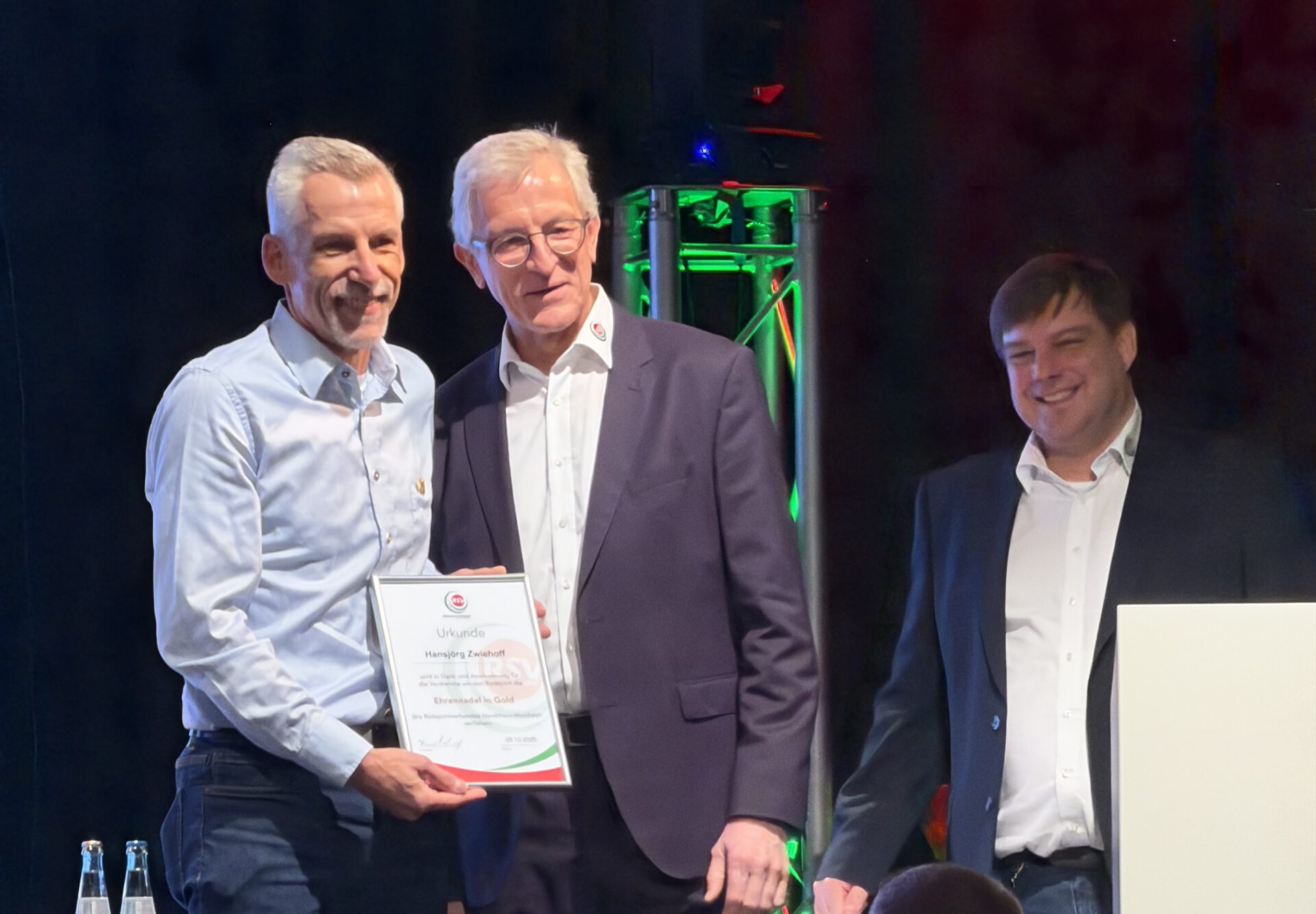 Hansjörg Zwiehoff erhält die Goldene Ehrennadel des RSV NRW